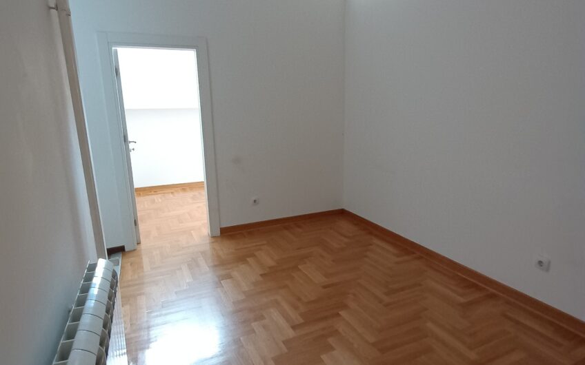 BANJICA – STAN SA DVE SPAVAĆE SOBE – 46m2 – RENOVIRAN